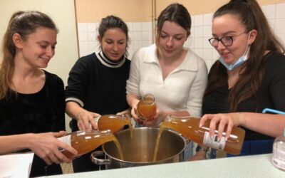 Confection d’un jus de pomme chaud de Noël et de moelleux au chocolat