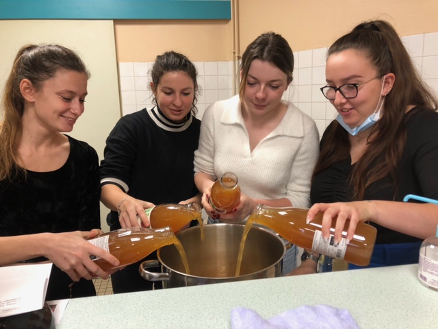 Confection d’un jus de pomme chaud de Noël et de moelleux au chocolat